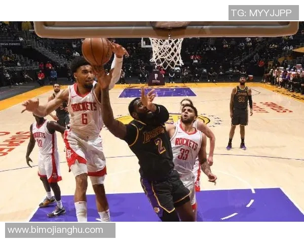 姚明领衔火箭对抗湖人队的经典对决回顾与精彩瞬间分析